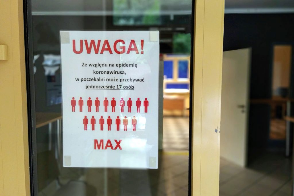 Zdjęcie plakatu zawierającego informację o ograniczeniu liczby osób mogących przebywać w poczekalni