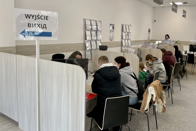 Gdańskie Centrum Świadczeń - pracownicy przyjmują wnioski od ukraińskich uchodźców